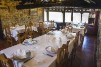 ein Restaurant mit weißen Tischen und Stühlen, auf denen Hüte lagen in der Unterkunft O Palleiro do Pe do Forno in Orellán