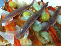 Un trozo de pan con verduras encima. en Hotel Esteba, en Caldes de Malavella