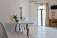 Televízia a/alebo spoločenská miestnosť v ubytovaní Natsios Apartments