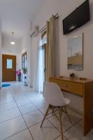 Televízia a/alebo spoločenská miestnosť v ubytovaní Natsios Apartments