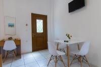 Televízia a/alebo spoločenská miestnosť v ubytovaní Natsios Apartments