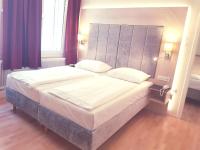A bed or beds in a room at Hotel Haydn