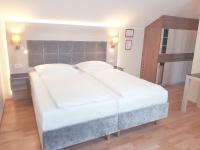 A bed or beds in a room at Hotel Haydn
