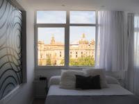Un dormitorio con una ventana con vista a un edificio. en Hotel Pasarela, en Sevilla