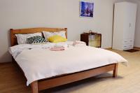 トビリシにあるKacharava apartmentsの白いシーツと枕が備わったベッドのある寝室