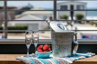 Ocean View 3 Bedrooms Condo, just steps from the park, pier & water!で提供されているドリンク