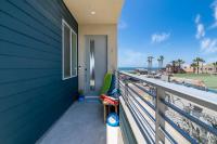 Ocean View 3 Bedrooms Condo, just steps from the park, pier & water!にあるバルコニーまたはテラス