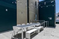 Ocean View 3 Bedrooms Condo, just steps from the park, pier & water!にあるバルコニーまたはテラス