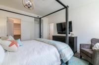 Ocean View 3 Bedrooms Condo, just steps from the park, pier & water!にあるベッド