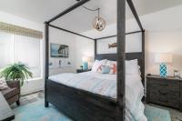 Ocean View 3 Bedrooms Condo, just steps from the park, pier & water!にあるベッド