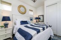 Ocean View 3 Bedrooms Condo, just steps from the park, pier & water!にあるベッド