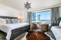 Ocean View 3 Bedrooms Condo, just steps from the park, pier & water!にあるベッド