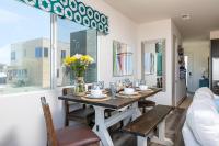 Ocean View 3 Bedrooms Condo, just steps from the park, pier & water!にあるシーティングエリア