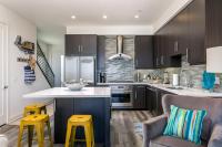 Ocean View 3 Bedrooms Condo, just steps from the park, pier & water!にあるキッチンまたは簡易キッチン