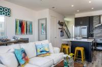 Ocean View 3 Bedrooms Condo, just steps from the park, pier & water!にあるキッチンまたは簡易キッチン