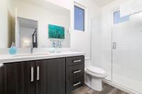 Ocean View 3 Bedrooms Condo, just steps from the park, pier & water!にあるバスルーム