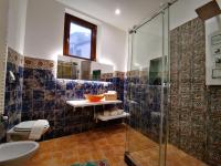 A bathroom at Suite Inn Centro Dimora Storica