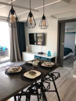 Televízia a/alebo spoločenská miestnosť v ubytovaní Resort Apartamenty Klifowa Rewal 27
