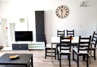 Televízia a/alebo spoločenská miestnosť v ubytovaní Luxury 2 bedroom APT 50 m from beach