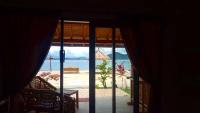 Habitación con ventana y vistas a la playa. en Alden Beach House, en Sekotong