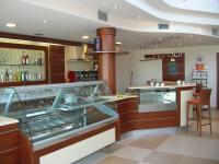 un restaurant avec un comptoir et un bar dans l'établissement Hermes Hotel, à Policoro