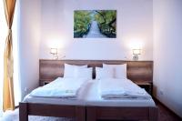 Łóżko lub łóżka w pokoju w obiekcie Kőkapu Vadászkastély és Hotel & Apartments