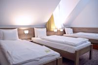 Łóżko lub łóżka w pokoju w obiekcie Kőkapu Vadászkastély és Hotel & Apartments