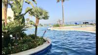 Bazén v ubytovaní MI CAPRICHO 172 Beachfront Apartment alebo v jeho blízkosti