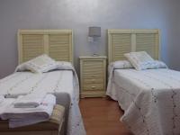 A bed or beds in a room at Casa Rural El Torreón II