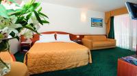 A bed or beds in a room at Hotel Capri Bardolino 3S