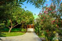 una casa con un jardín con árboles y flores en Hotel del Valle Azapa, en Arica