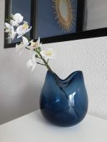 a blue vase with white flowers on a table at Appartement Cosy proche Météo France et Airbus in Toulouse