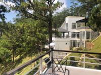 Ein Balkon oder eine Terrasse in der Unterkunft Biệt Thự Lan Anh Đà Lạt