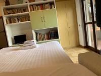 A bed or beds in a room at Kibilù - Studio Fiera Milano, vicinanze Rho, linea rossa QT8