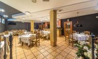 ein Restaurant mit Tischen und Stühlen in einem Raum in der Unterkunft LA POSADA DE HIGUERUELA in Higueruela