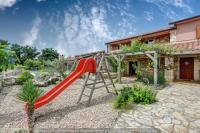 Plac zabaw dla dzieci w obiekcie Villa Smilje ZadarVillas
