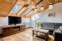 Televízia a/alebo spoločenská miestnosť v ubytovaní Apartamenty Zdrojowa