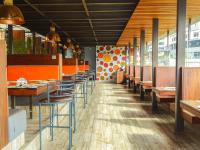 una fila de mesas y sillas en un restaurante en Fairway Boutique Hotel - Kampala, Uganda, en Kampala