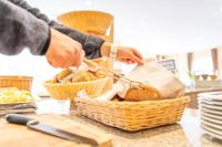 ザスニッツにあるHotel Mukranのカウンターの籠に入れて調理する者