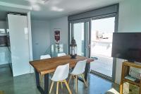 Kuchyňa alebo kuchynka v ubytovaní Fabulous Penthouse Downtown Tarifa, Maestro Apartments