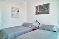 Posteľ alebo postele v izbe v ubytovaní Fabulous Penthouse Downtown Tarifa, Maestro Apartments