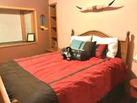 una cama con un perro de peluche sentado encima en Cowboy&#39;s Lodge, en Gardiner