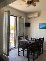 TV a/nebo společenská místnost v ubytování Mythos Suites-Poseidon apartment
