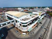 un gran edificio blanco con aparcamiento en Hotel Sfera, en Lumut