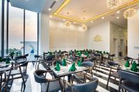 un comedor con mesas y sillas en Crown Hotel Nha Trang, en Nha Trang