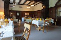 een eetkamer met witte tafels en stoelen bij Hotel Schlossvilla Derenburg in Derenburg