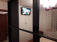 Telewizja i/lub zestaw kina domowego w obiekcie Apartments Zambratija