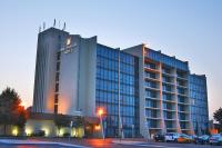 Un edificio con un cartel en el costado. en M Hotel Buffalo, en Cheektowaga