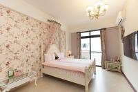 a bedroom with a bed with pink floral wallpaper at Happiness Homestay in Hualien City