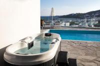 Bazén v ubytovaní Amperian Mykonos Suites & Villas alebo v jeho blízkosti